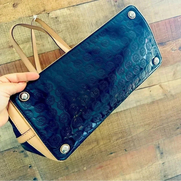 Micheal Kors Patent Leather Signature Large Tote - Picture 6 of 9